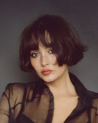 Short Brown Bob With Bangs, Micro Bangs Wavy Hair, 90s Bixie Haircuts, Very Short Bob With Bangs, Parisian Bob Round Face, French Bob Haircut Round Face, Short French Bob With Bangs, 20s Bob, Amelie Haircut