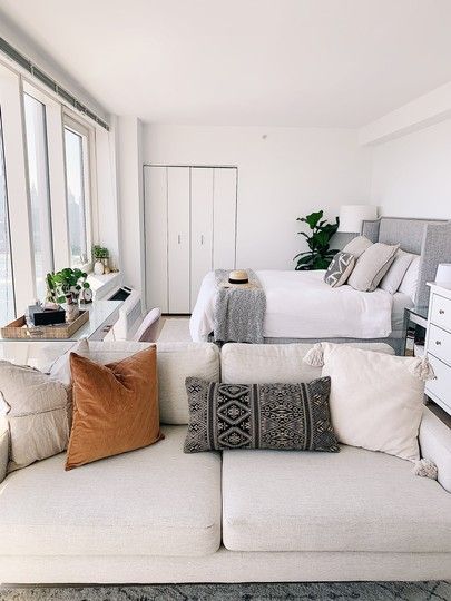 Couch Against Window, Cream Couch Pillows, White Couches, Textured Throw Pillows, Studio Apartment Layout, Apartment Layout, Home Decoration Ideas, Hair Raising, Couch Throws