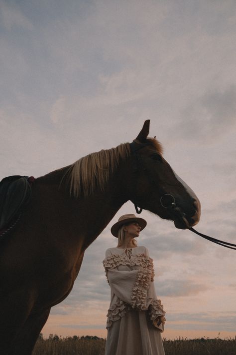 Horse Photoshoot Aesthetic, Vogue Horse Photoshoot, Desert Horse Photoshoot, Fashion Shoot With Horse, English Horse Photoshoot, Photoshoot Horse Ideas, Photography With Horses Photo Ideas, Editorial Horse Photoshoot, Horse Esthetics