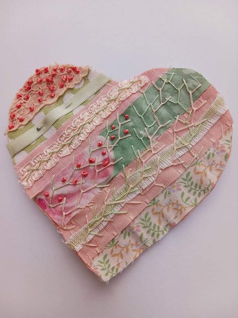 Leftover Fabric Crafts, Heart Art Projects, Scrap Fabric Crafts, Fabric Cards, Fabric Hearts, Hand Embroidery Videos, Fabric Heart, Felt Embroidery, Fabric Journals