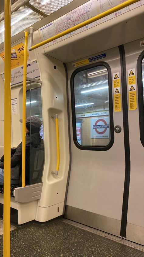 Transport Aesthetic, London Core, London Train, Tube Train, Woman Laying, Random Places, London Vibes, London Dreams, Foto Aesthetic