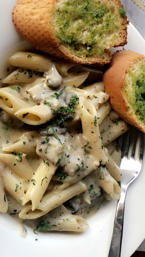 Tasty yummy pasta ideas Bread With Pasta, Pasta Snap, Pasta And Garlic Bread, Pasta Wallpaper, Brunch Ideas, Penne Pasta, Pasta Sauce, Garlic Bread, Brunch Recipes