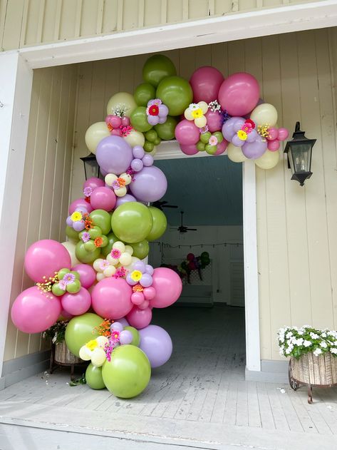 Happy Mother’s Day Balloon Garland, Mother’s Day Balloon Garland, Front Door Balloon Garland, Outside Party Decorations, Balloon Display Ideas, Spring Balloons, Colorful Balloon Arch, Confetti Cups, Outside Party