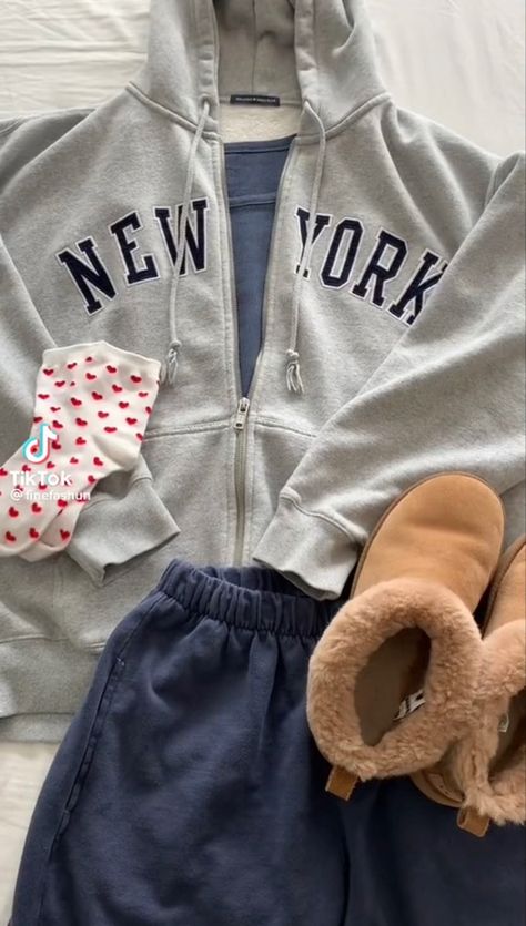 New York Zip Up Hoodie, Brandy Melville Sweatpants, Brandy Melville Top, Mode Zara, Fashionable Dress, Trendy Outfits For Teens, Lazy Outfits, Fame Dr, Hoodie Outfit