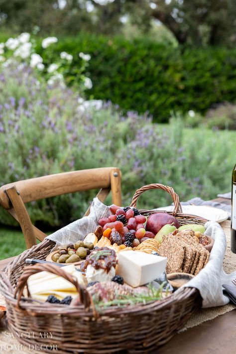 10 Ways to Set An Outdoor Table - Sanctuary Home Decor Vintage Place Settings Dinner Parties, Back Porch Table Ideas, Summer Brunch Table Setting, Outdoor Farm Kitchen, Outdoor Food Table, Outdoor Gathering Ideas, Outdoor Garden Party, Charcuterie Inspiration, Outdoor Table Settings