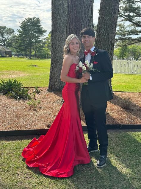 Red Prom Theme Couple, Red And Black Hoco Couples, Prom Couples Red, Red Prom Couple, Hoco Couples, Prom Dress Satin, Prom Dates, Couple Inspiration, Formal Ideas