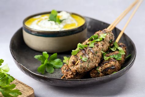 Köfte met yoghurt-muntsaus - 24Kitchen Lamb Kofta, Mini Hamburgers, Tzatziki Recipes, Keto Recipe, The Middle East, Middle East, Asian Recipes, Mashed Potatoes, Keto Recipes