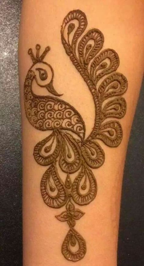 Henna Mehndi is one art we women absolutely love applying. Mehndi is for all occasions, be it wed... Henna Peacock, Peacock Mehndi, Peacock Mehndi Designs, Henne Tattoo, Easy Mehndi Designs, Henna Tutorial, Indian Mehndi Designs, Tato Henna, मेहंदी डिजाइन