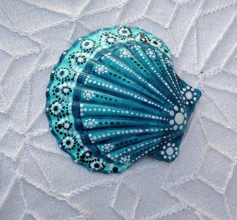 Hand Painted Scallop shell -  Hand Painted Scallop shell. | Etsy Seashell Art Diy, Sea Shells Diy, Shell Painting, Art Coquillage, Seashell Projects, Shells Diy, Seashell Painting, Shell Crafts Diy, Sea Crafts