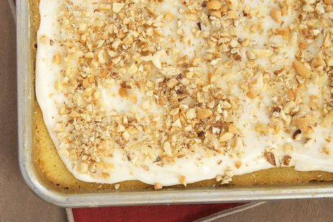 Brown Butter Texas Sheet Cake Cooked Frosting, Sour Cream Frosting, Puppy Chow Recipes, Texas Sheet, Texas Sheet Cake, Delicious Cake Recipes, Candy Desserts, Dessert Cupcakes, Feeding A Crowd