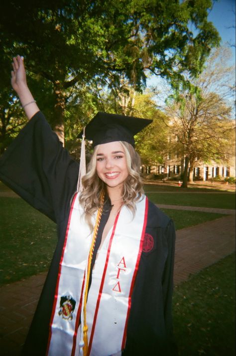 USC gamecocks college graduation pictures, sorority, grad pics, south carolina Graduation Ceremony Pictures, Graduation Photo Shoot Ideas College, Aesthetic Grad Pics, Vintage Grad Photos, Retro Graduation Pictures, Film Grad Photos, Graduation Film Photos, 90s Graduation Pictures, Film Graduation Pictures