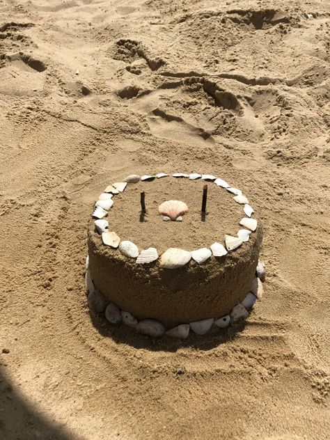 Birthday Pics On Beach, Sand Birthday Cake, Beach Sand Ideas, Sand Ideas At Beach, Sand Sculptures Easy The Beach, Sand Castle Ideas, Beach Birthday Aesthetic, Beach Birthday Photoshoot, Creative Beach Pictures