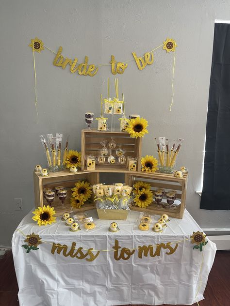 Sunflower Party Table Decor, Sunflower And Rose Bridal Shower Ideas, Highland Cow Bridal Shower Ideas, Sunflower Bridal Shower Ideas, Sunflower Wedding Decorations, Country Western Wedding, Western Themed Wedding, Sunflower Party, Bridal Shower Inspo