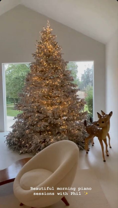 Kardashian Christmas Tree, Kim Kardashian Christmas, Kardashian Christmas, Luxury Christmas Decor, Luxury Christmas Tree, Christmas Themes Decorations, Black Christmas Trees, Christmas Tree Inspiration, Christmas Interiors