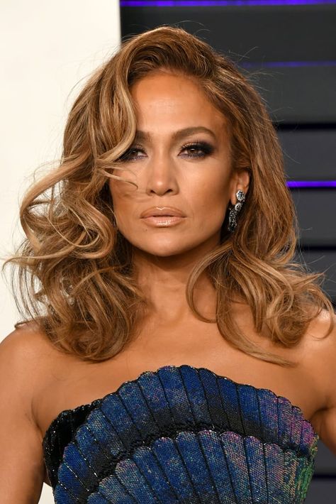 Jennifer Lopez Vanity Fair Oscar Party 2019 - retro waves/curls hairstyle. J Lo Makeup, Jlo Hair Color, J Lo Hair, Jennifer Lopez Hair Color, Afterparty Dress, Glam Hairstyles, Jlo Hair, Makeup Boutique, Jennifer Lopez Hair