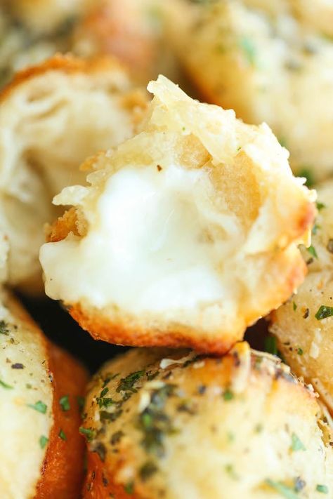 Garlic Bread Bites, Bread Bites, Muffin Tin Recipes, Baked Bread, Challah, Iftar, Garlic Bread, Puddings, Bagels