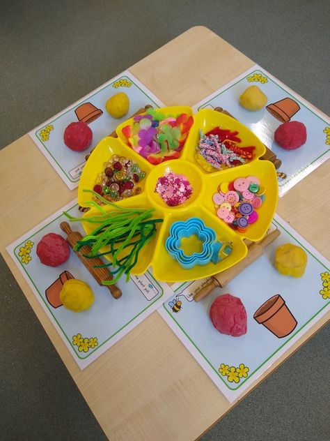 Montessori Play Dough Activities, Spring Play Dough Activities, Play Dough Flowers Ideas, Play Dough Flowers, Play Dough Eyfs, Play Dough Activities Kindergarten, Spring Playdough Ideas, Flower Activities Eyfs, Plant Parts Craft