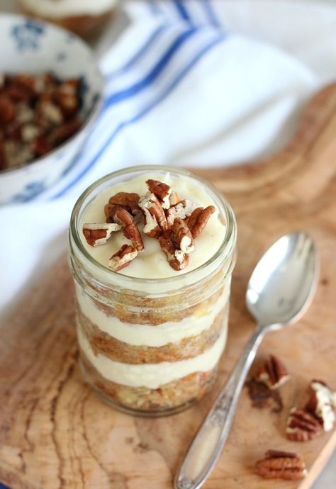 Carrot Cake Jars for Easter - Layers of Carrot Cake and Cream Cheese Frosting in a Mason Jar - Make Ahead Easter Dessert Idea by Satori Design for Living Carrot Cake Mason Jar Desserts, Ice Cream Cake In A Jar, Carrot Cake In A Jar, Mason Jar Desserts Recipes, Jar Cakes, Mason Jar Cakes, Jar Cake, Jar Desserts, Cake Jars