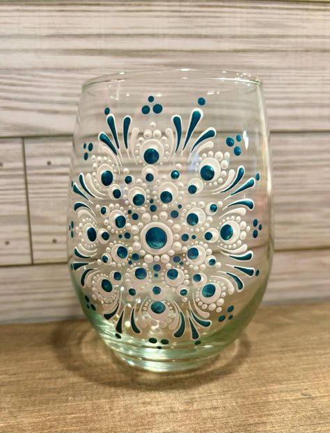 Wine Glass Mandala Art, Mandala Snowflake, Dot Mandela, Mandela Designs, Wine Glass Painting, Christmas Mandala, Mandala Meditation, Simple Snowflake, Diamond Dotz