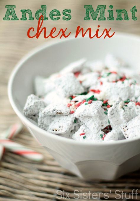 Andes Mint Chex Mix from SixSistersStuff.com.  The perfect combination of mint and chocolate.  Makes a great gift for friends and neighbors! #sixsistersstuff Cinnamon Chex Mix, Christmas Chex Mix, Chex Mix Muddy Buddies, White Chocolate Chex Mix, Chocolate Chex Mix, Cinnamon Chex, Sweet Chex Mix, Sweet Chex, Chex Mix Christmas