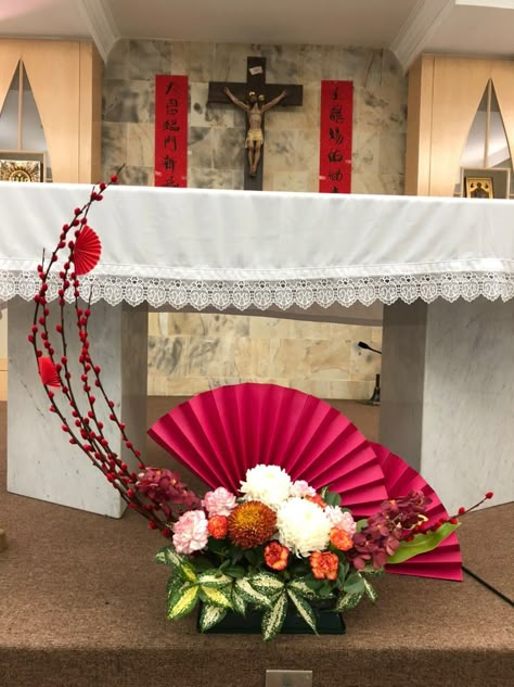 Tet Flower Arrangement, Hiasan Imlek, Flowers Arrangements Ideas, Buddha Flower, Chinese New Year Flower, Foliage Arrangements, Church Altar Decorations, Flower Chart, Flower Arrangement Designs