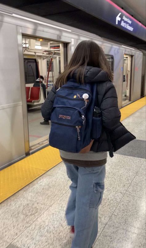 Mochila Jansport, School Bag Essentials, Aesthetic Backpack, High School Survival, Backpack Outfit, Simple Trendy Outfits, Jansport Backpack, Pretty Selfies, Black Outfit