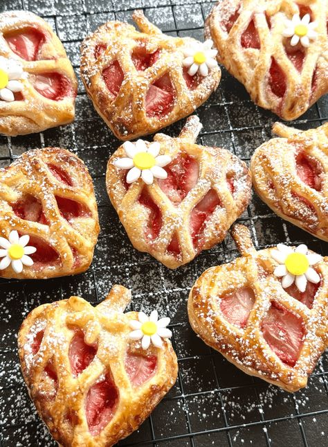 Lattice Strawberry Tart — Oh Cakes Winnie Sweet Empanadas Recipe, Lattice Pastry, Sweety Pie, Bunny Bread, Asian Side Dishes, Strawberry Tart, Berry Tart, Pie Shop, Bread Shaping