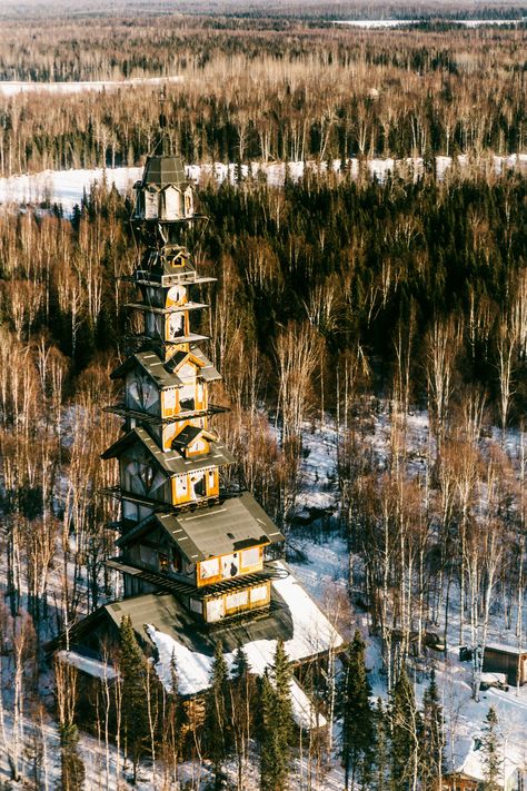 A Towering Home in the Alaskan Wilderness Looks Like Something Right out of a Dr. Seuss Book Dr Seuss House, Alaska House, Dr. Seuss, Crazy House, Tower House, Denali National Park, Rustic Cabin, Dr Seuss, Habitat