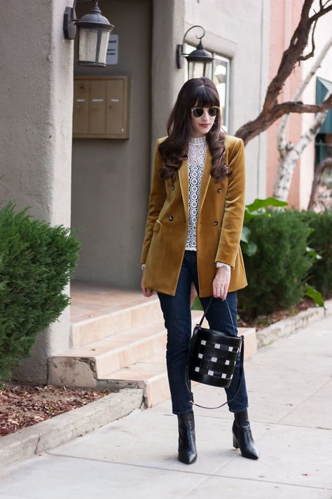 Los Angeles Blogger wearing Topshop Gold Velvet Blazer Velvet Jacket Outfit, Velvet Blazer Outfit, Classic Summer Outfits, J Crew Outfits, Essentials Outfit, Girls Blazers, Blazer Outfits For Women, Blazer Outfit, Shorts Fashion