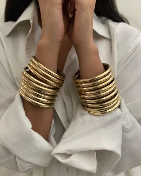 Indian Jewelry Western Outfit, Bangles Aesthetic, Chunky Bangles, Modern Gold Jewelry, Zip Lock Bag, Hot Jewelry, Casual Jewelry, Bangles Jewelry Designs, Indian Aesthetic