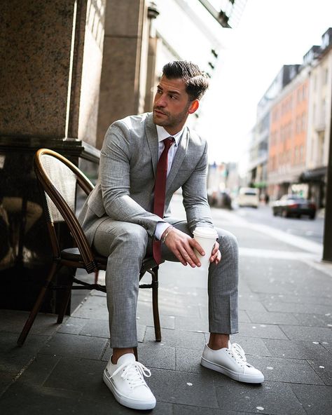 A classy suit combined with some white sneakers is always a good idea. You can get the whole outfit @zalando Checkout the link in my story… Grey Suit With White Sneakers, Suits With Tennis Shoes Mens Fashion, Urban Outfitters Outfit, Suits And Sneakers, Sneakers Outfit Men, White Sneakers Men, Classy Suits, Mens Fashion Rugged, Suit Shoes