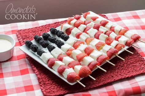 Desserts For Memorial Day, American Flag Dessert, Flag Desserts, Party Fruit, Edible Centerpieces, Patriotic Centerpieces, Flag Food, Dessert Alternatives, Appetizer Sandwiches