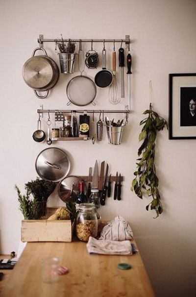 Kitchen pots and pans storage ideas_05 Ikea Rail, Kitchen Rails, Kitchen Storage Ideas, Pan Storage, Hanging Pans, Kitchen Storage Solutions, Kitchen Pot, Tiny Apartment, Pot Rack