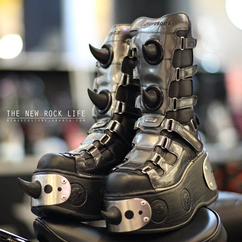 How To Style New Rock Shoes, Huge Boots, Futuristic Boots, Spike Boots, Spiked Boots, New Rock Shoes, Cyberpunk Accessories, Spikes Fashion, New Rocks