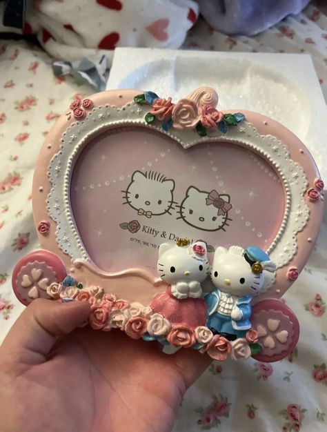 Hello Kitty Marriage, Sanrio Wedding, Hello Kitty Photo Frame, Crafts For Wedding, Coquette Wedding, Hello Kitty Wedding, Cartoon Pumpkin, Hello Kitty Baby, Anime Model