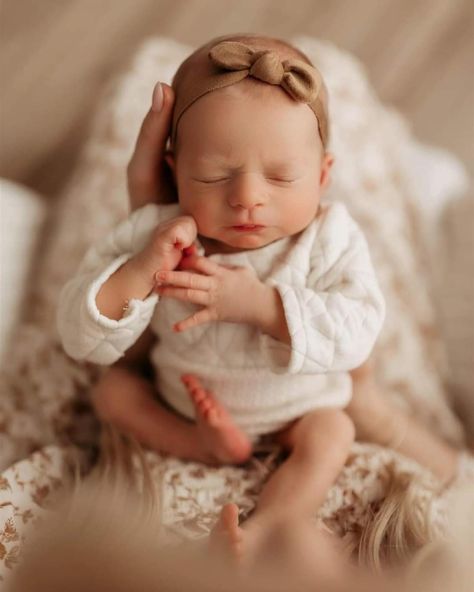 Newborn Baby Girl Photoshooting Ideas At Home, Newborn Baby Girl Photoshooting, Timeless Newborn Photography, Newborn Girl Photoshooting Ideas At Home, Baby Girl Photoshooting At Home, Newborn Girl Photoshooting, Girl Photoshooting, Diy Newborn Photography, Foto Newborn