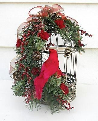 Christmas Bird Cage, Centerpieces For Christmas, Hanging Basket Ideas, Bird Cage Decoration, Christmas Hanging Baskets, Holiday Flower Arrangements, Cage Decor, Bird Cage Centerpiece, Cardinal Christmas