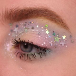 🧚🏻 Kayleigh ✨ (@pinkishpiendel) • Fotos y vídeos de Instagram Circus Makeup, Concert Makeup, Rave Makeup, Star Makeup, Ethereal Makeup, Colorful Eye Makeup, Eye Makeup Art, Glitter Eyes, Blue Makeup