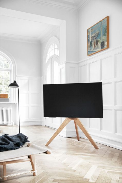 NEXT OP - Reinstalling the TV as a truly distinct piece of interior design | Vogel's Scandinavian Tv Stand, Tv Floor Stand, Scandinavian Room, Floor Standing Light, Flat Screen Tv, Mobile Tv, Tv Furniture, Home Cinema, Living Room Tv Wall