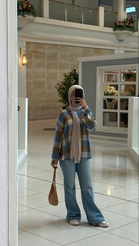 Wide Leg Jeans Outfit Modest, Flared Leggings Hijabi Outfit, Flared Jeans Outfit Modest, Flare Jeans Outfit Modest, Wide Leg Jeans Outfit Hijab, Modest Flare Jeans Outfit, Hijabi Jeans Outfit Summer, Flared Jeans Hijab Outfit, Bootcut Jeans Outfit Hijab