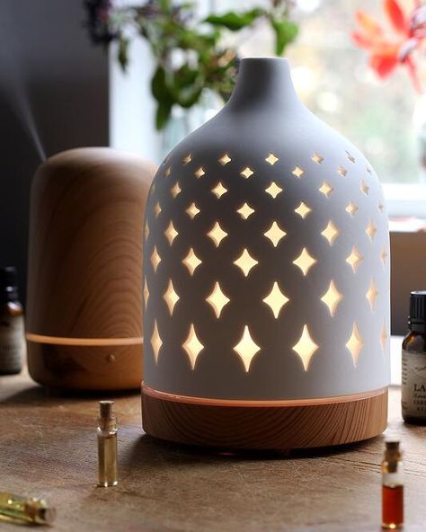 Our Guide to Different Types of Essential Oil Diffusers Water Diffuser, Waterless Diffuser, Make Your Home Smell Amazing, Best Essential Oil Diffuser, Mountain Rose, Mountain Rose Herbs, Healing Room, Aromatherapy Humidifier, Student Christmas Gifts