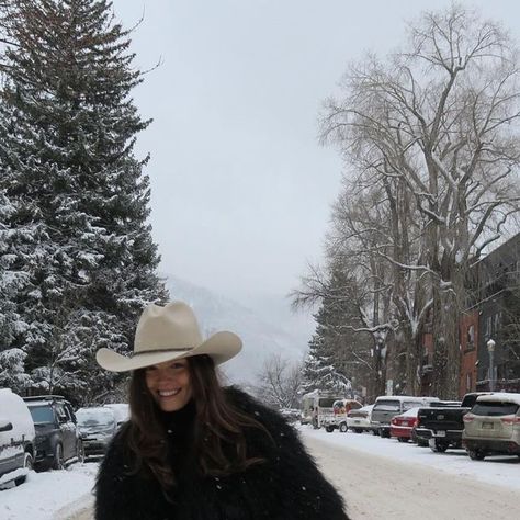 Winter Outfits Texas, Cute Outfits For The Snow, Cowgirl Snow Photoshoot, Countryside Outfit Aesthetic, City Western Outfit, Western Chic Outfits Winter, Winter Western Aesthetic, Winter Cowgirl Aesthetic, Montana Winter Aesthetic