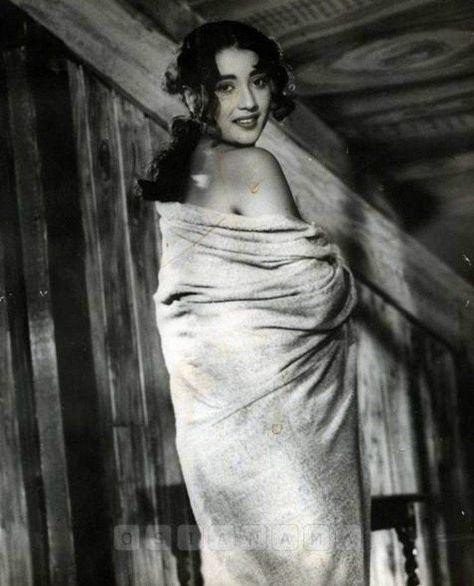 Suchitra Sen, Bollywood Retro, Old Film Stars, Retro Bollywood, Vintage Icons, Vintage Bollywood, Hollywood Legends, Young And Beautiful, Bollywood Stars