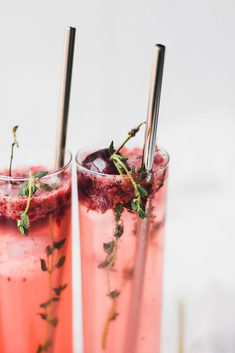 Cherry and Prosecco alcoholic drink with fresh thyme. Sugar Free Alcoholic Drinks, Prosecco Smash, Rosemary Lemonade, Sparkling Drinks, Alcoholic Drink, Fancy Drinks, Vodka Drinks, Vegetable Drinks, Fresh Cherries