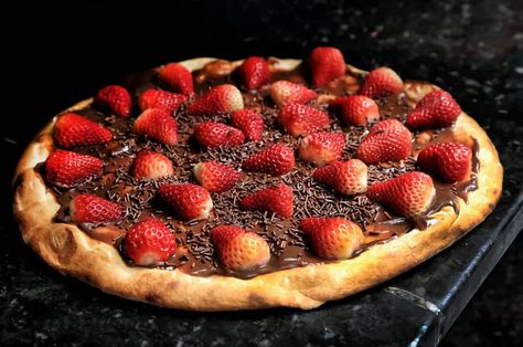 Nutella Pizza, Pizza Cones, Sweet Pizza, Tofu Marinade, Baking Recipes For Kids, Chocolate Pizza, Chocolate Pack, Types Of Chocolate, Beef Wellington