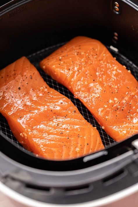 Air Fryer Salmon comes out tender and juicy every time! Making salmon in the Air Fryer is an easy and quick way to cook your favorite fish exactly the way you like it with only a little bit of oil. #AirFryerRecipes #BakedSalmon Fresh Salmon Recipes, Salmon Air Fryer, Air Fryer Recipes Chicken Tenders, Air Fryer Recipes Chicken Thighs, Air Fryer Recipes Healthy Low Carb, Air Fryer Salmon, Air Fryer Fish, Salmon Patties Recipe, Lamb Chop