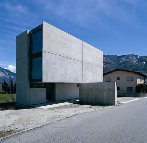 Swiss Architecture, Architecture Facade, Modern Architecture Design, Concrete Houses, Concrete Architecture, Minimal Architecture, Concrete Home, Concrete Building, Real Estate Humor