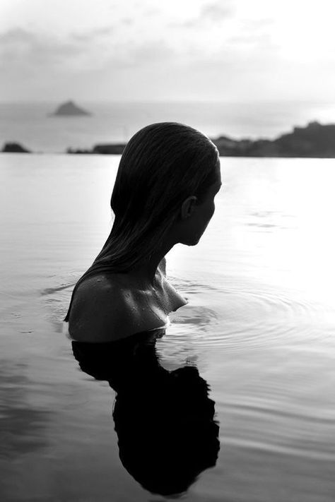 asthetics, reflections, photography, water Strand Foto's, Black And White Beach, Photographie Portrait Inspiration, Photographie Inspo, Foto Tips, 인물 드로잉, Water Photography, Foto Pose, Summer Photos