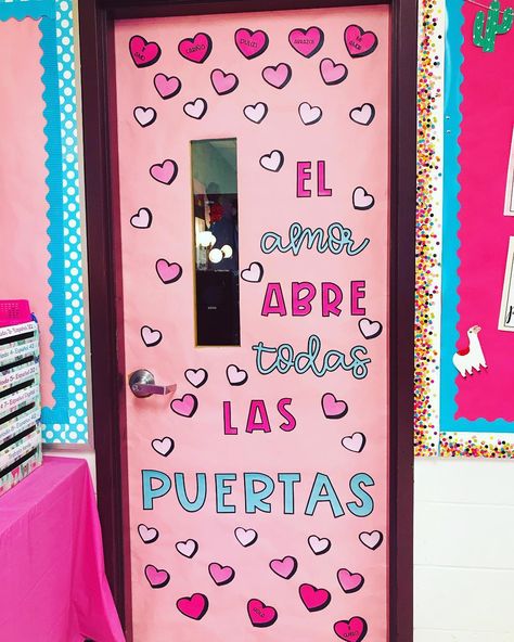 Also available in English, perfect to decorate your door in February. Check out my store https://www.teacherspayteachers.com/Store/Sradavilamadwid Spanish Classroom Door, Spanish Classroom Bulletin Boards, Elementary Spanish Classroom, Spanish Bulletin Boards, Spanish Teacher Classroom, Valentine Bulletin Boards, Spanish Classroom Decor, Valentines Day Bulletin Board, School Door Decorations