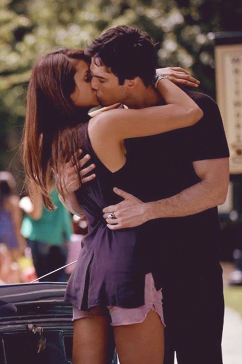 Damon And Elena Kiss, Damon Y Elena, Ian E Nina, Ian And Nina, Ian Somerhalder Vampire Diaries, Damon Elena, Damon And Elena, Damon Salvatore Vampire Diaries, Vampier Diaries